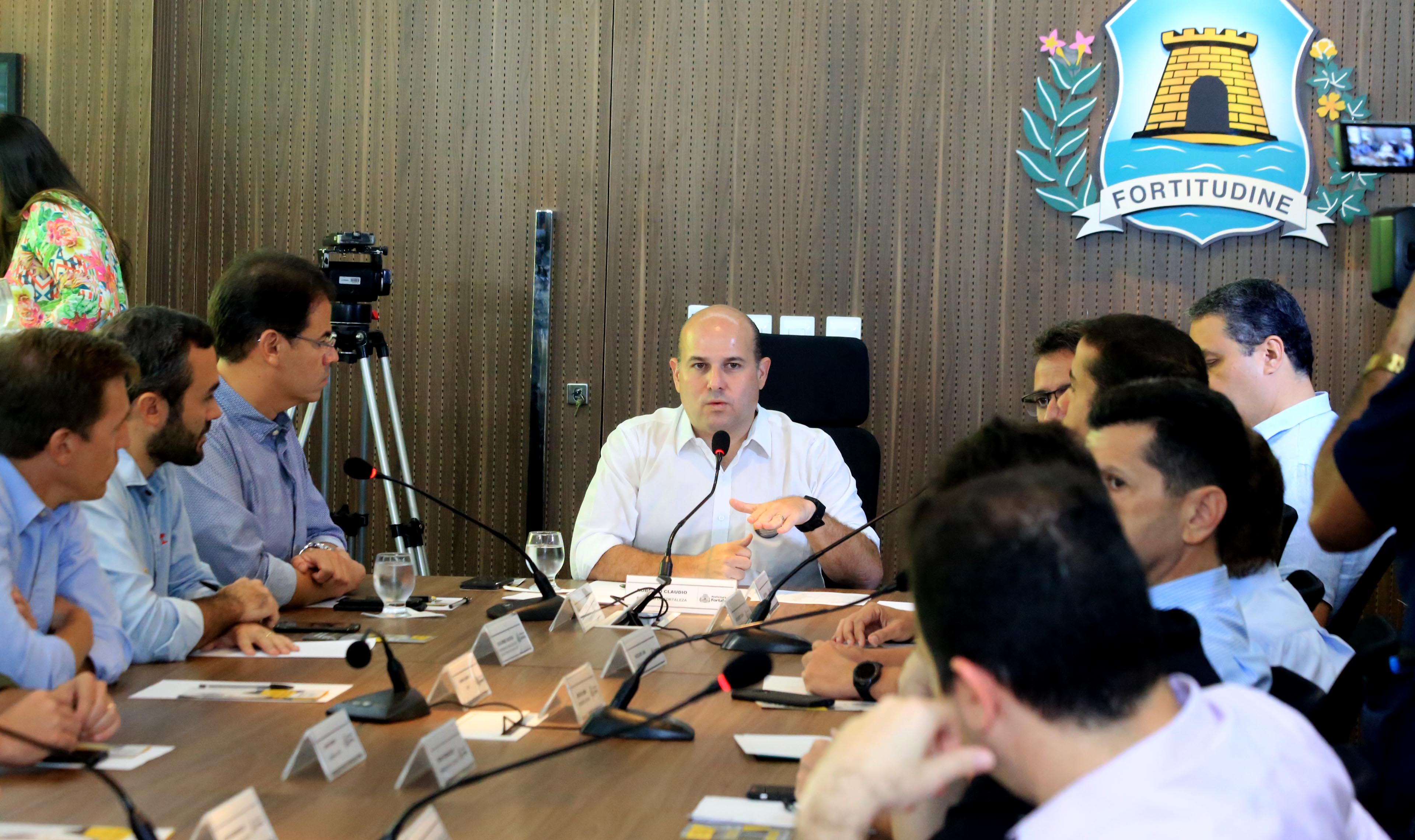 varias pessoas ao redor de uma mesa de reunião